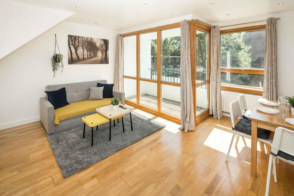 2bed Living Balcony * Londen