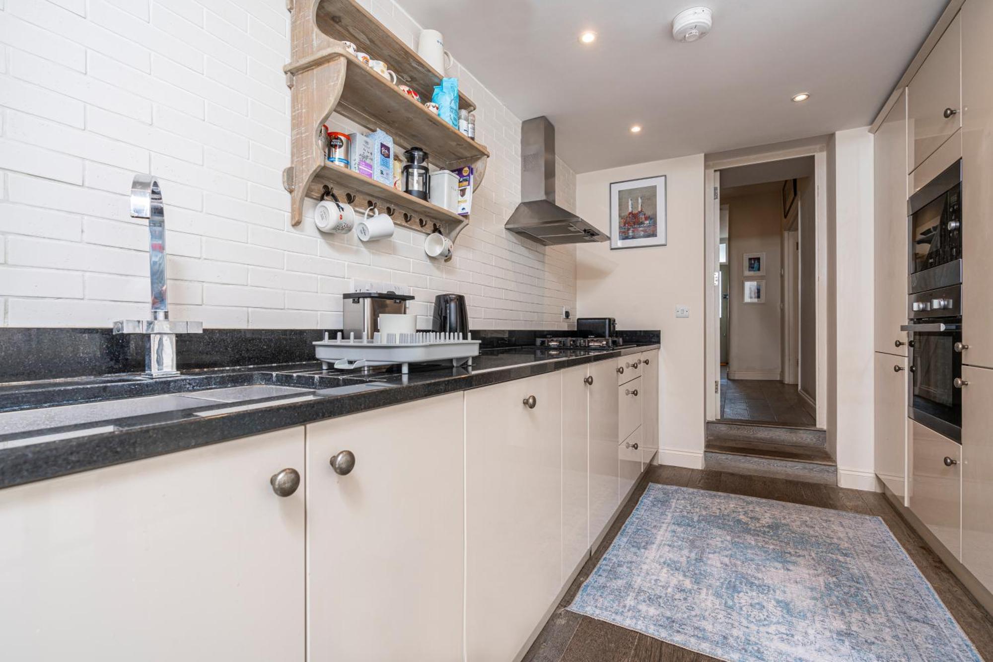 Lovely Battersea By Underthedoormat Holiday home