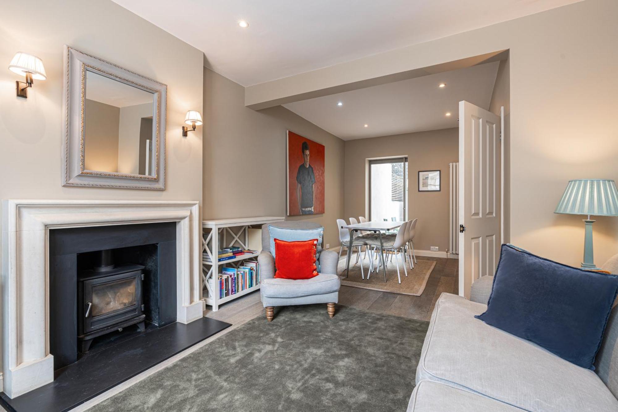 Lovely Battersea By Underthedoormat Holiday home