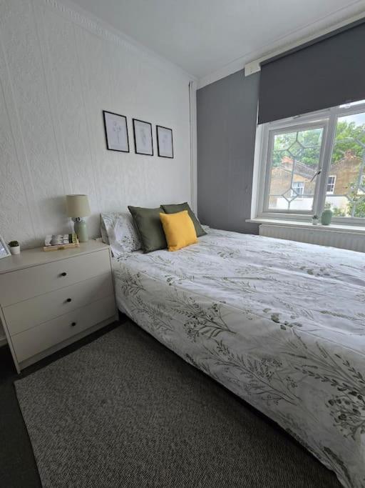 Beautiful In Prime Location! * London