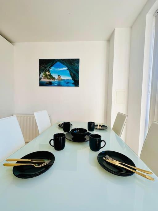 Stylish In Zone 2 Apartment