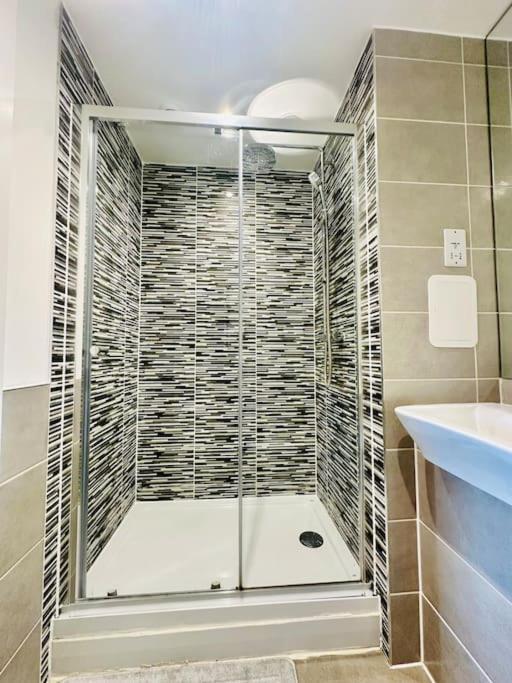 Stylish In Zone 2 Apartment London