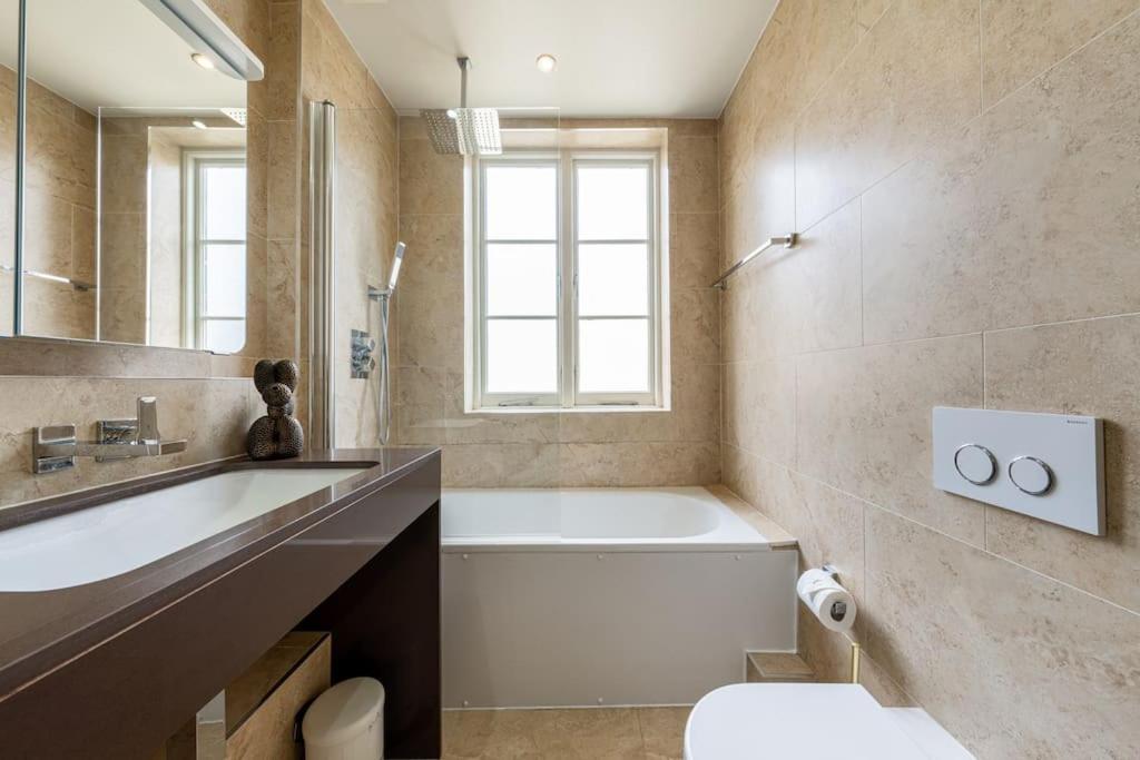 Stunning 3 Bed 2 Bath Penthouse In Apartment London