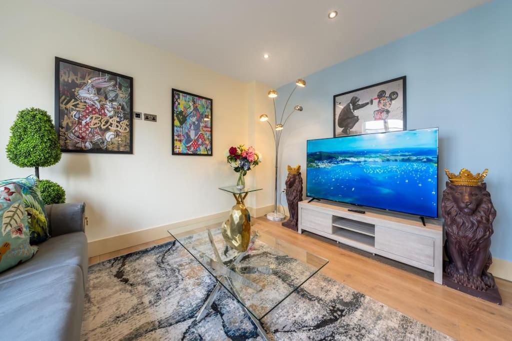 Stunning 3 Bed 2 Bath Penthouse In Apartment *