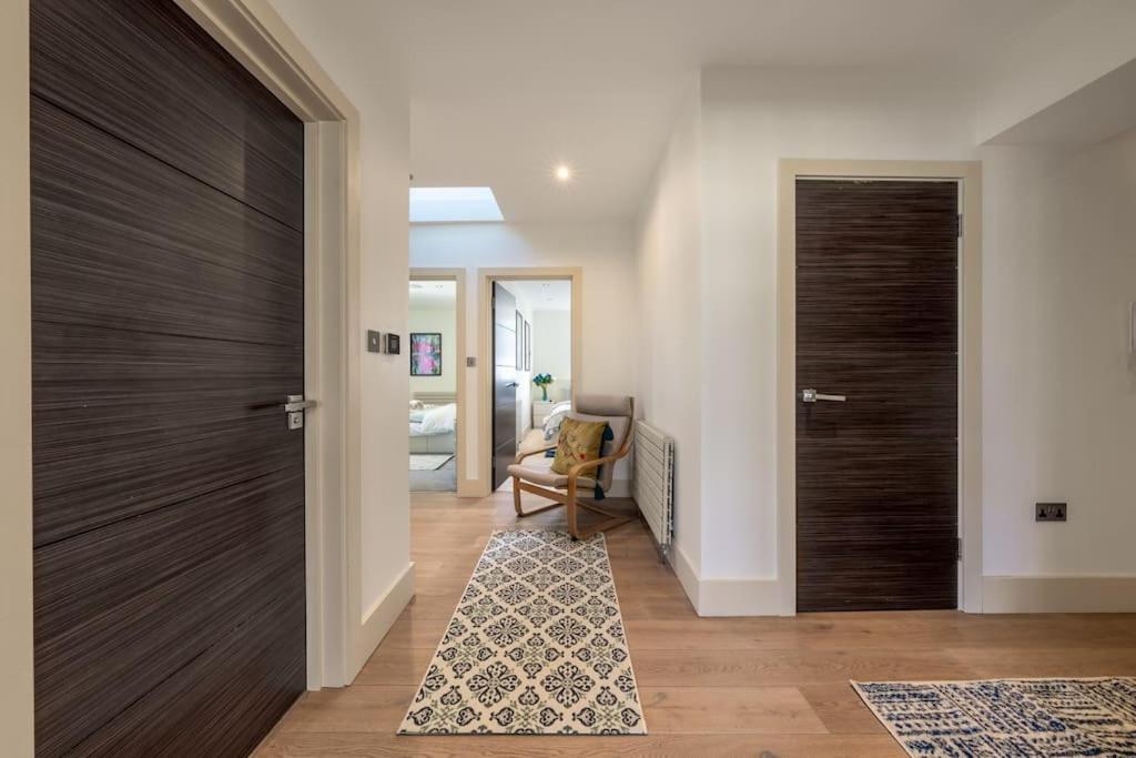 Stunning 3 Bed 2 Bath Penthouse In Apartment *