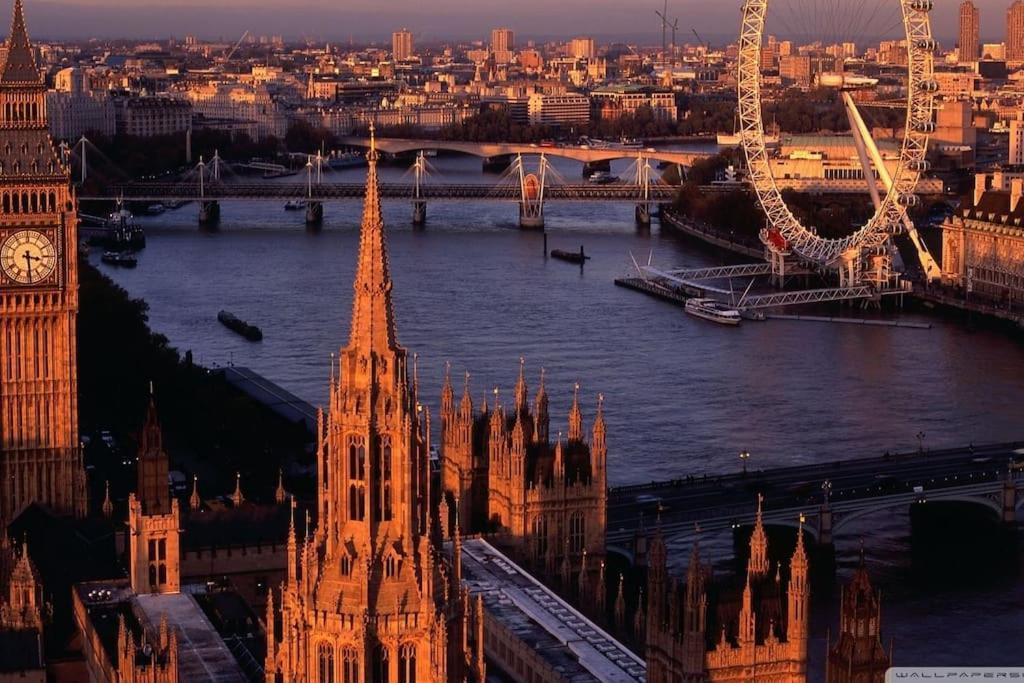 Stunning 3 Bed 2 Bath Penthouse In London