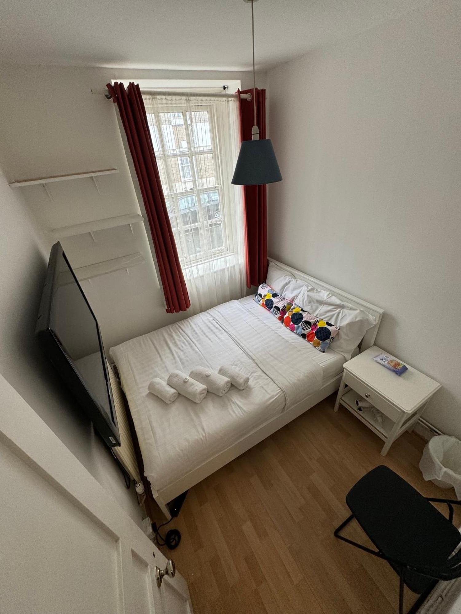Comfy Private Bedrooms In Heart Of Pensión Londres
