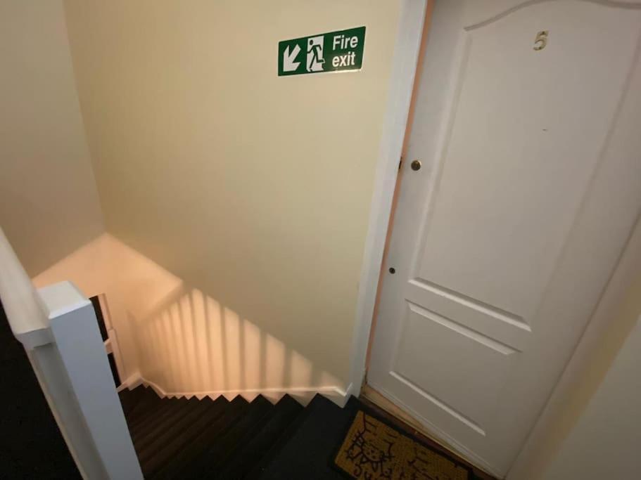 Leilighet ✰free Private Parking✰80s Retro 1bedroom Serviced Canary Wharf Perfect For Families Business & Leisure Guests *