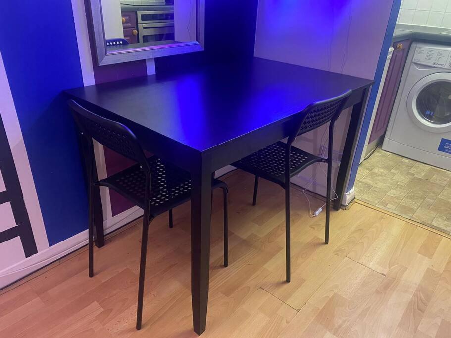 ✰free Private Parking✰80s Retro 1bedroom Serviced Canary Wharf Perfect For Families Business & Leisure Guests Leilighet