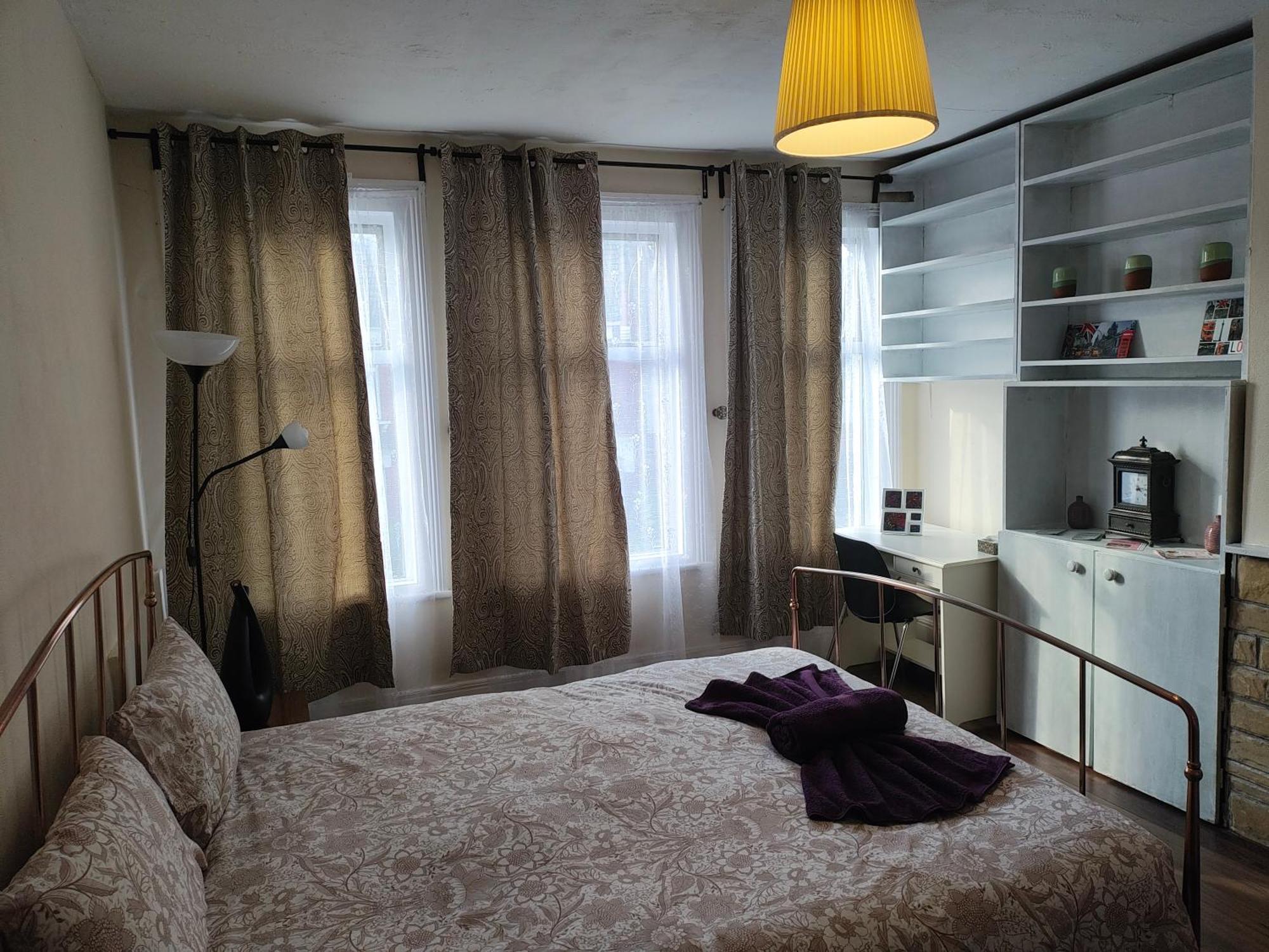Gjestgiverier Elegant King Bed Get Away London