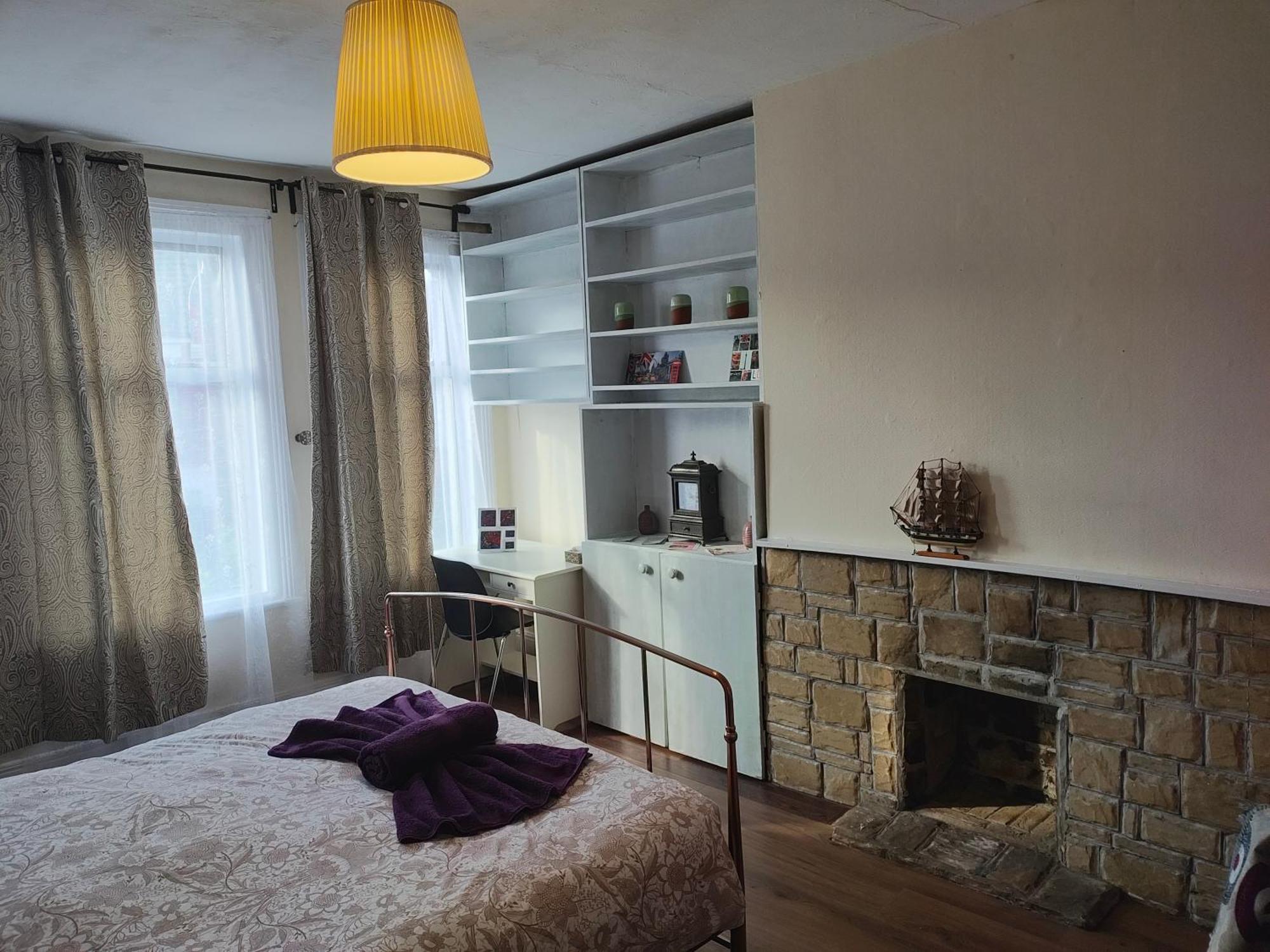 Elegant King Bed Get Away Gjestgiverier London