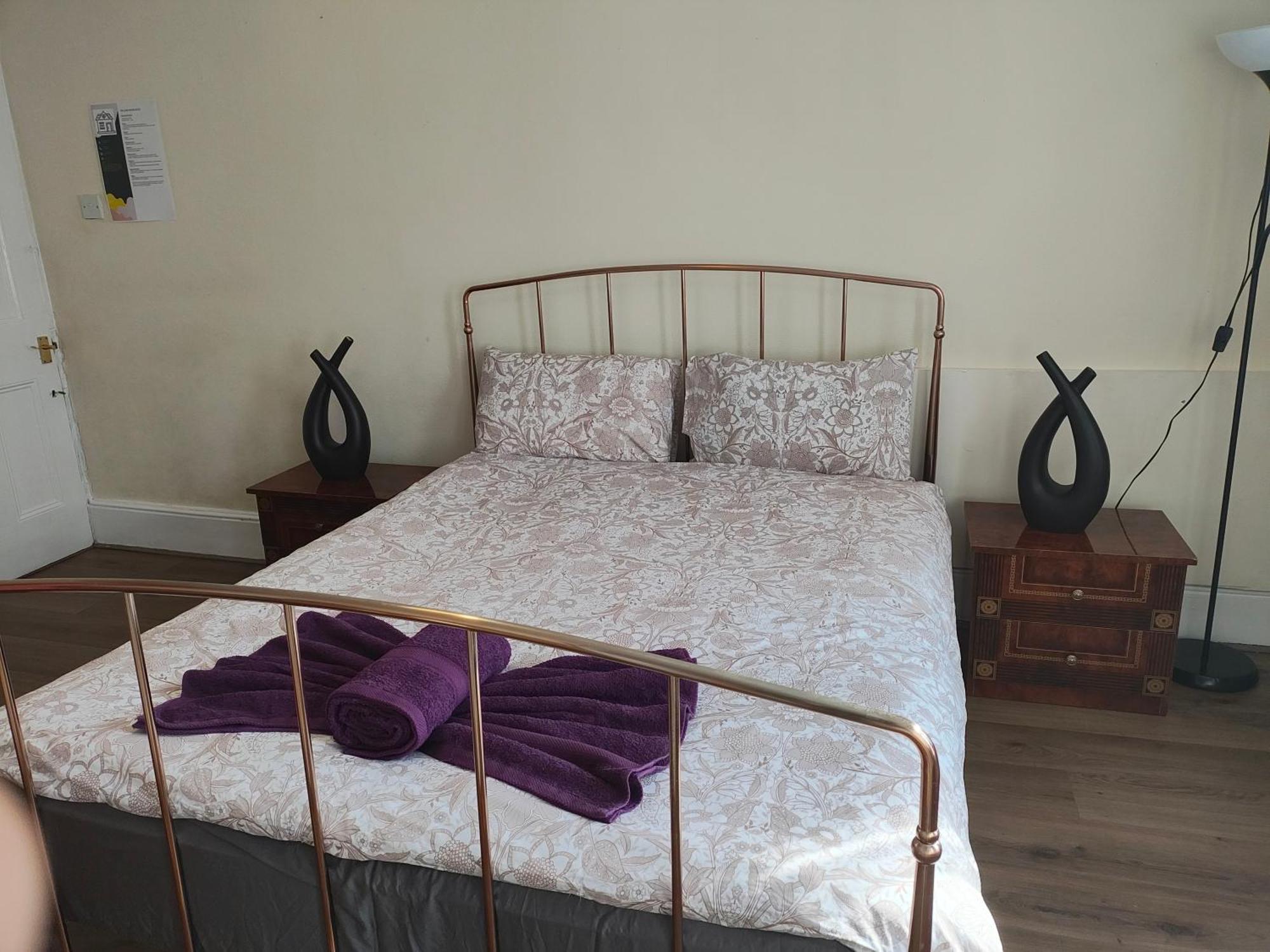 Elegant King Bed Get Away London