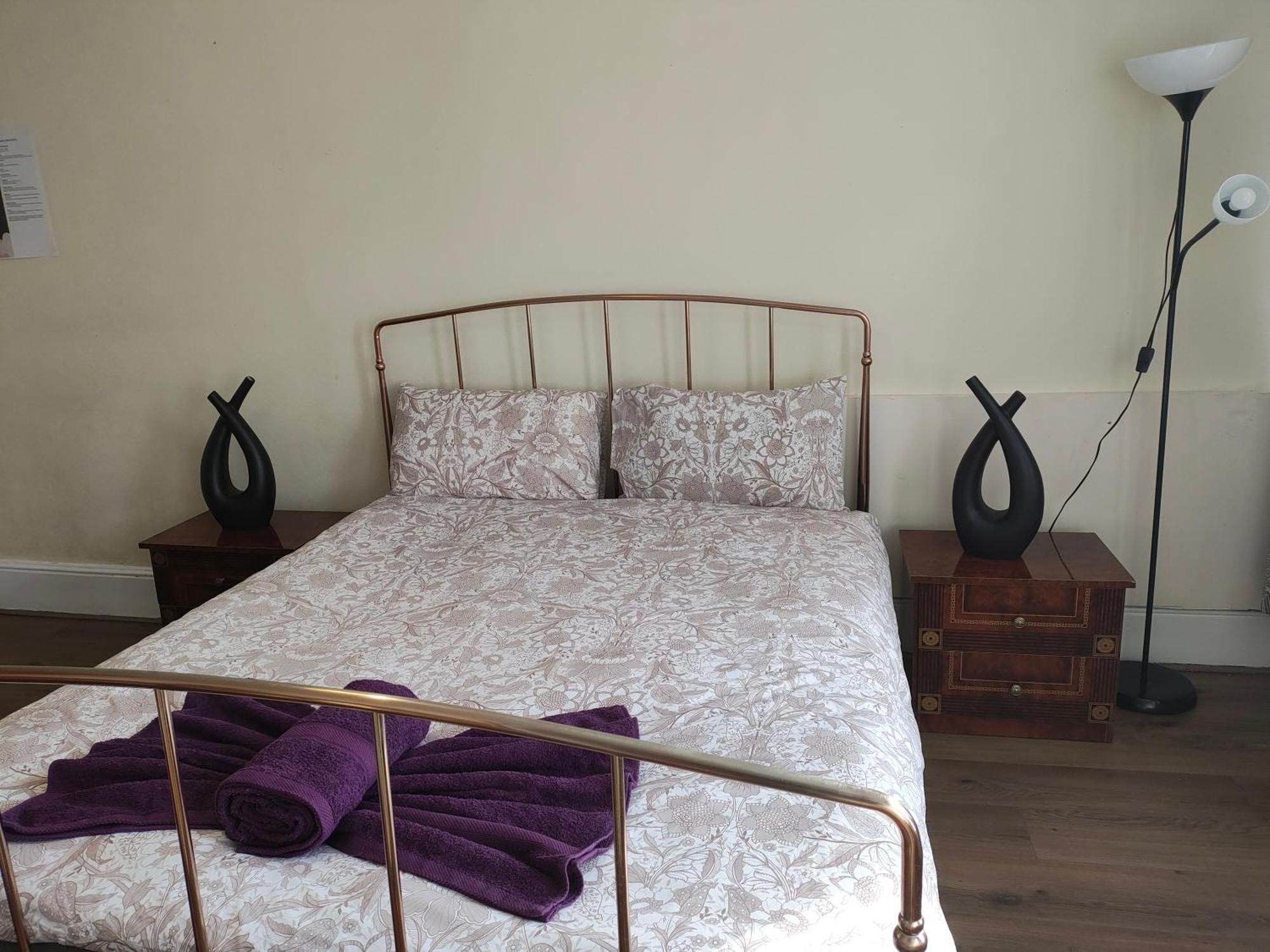 Gjestgiverier Elegant King Bed Get Away London