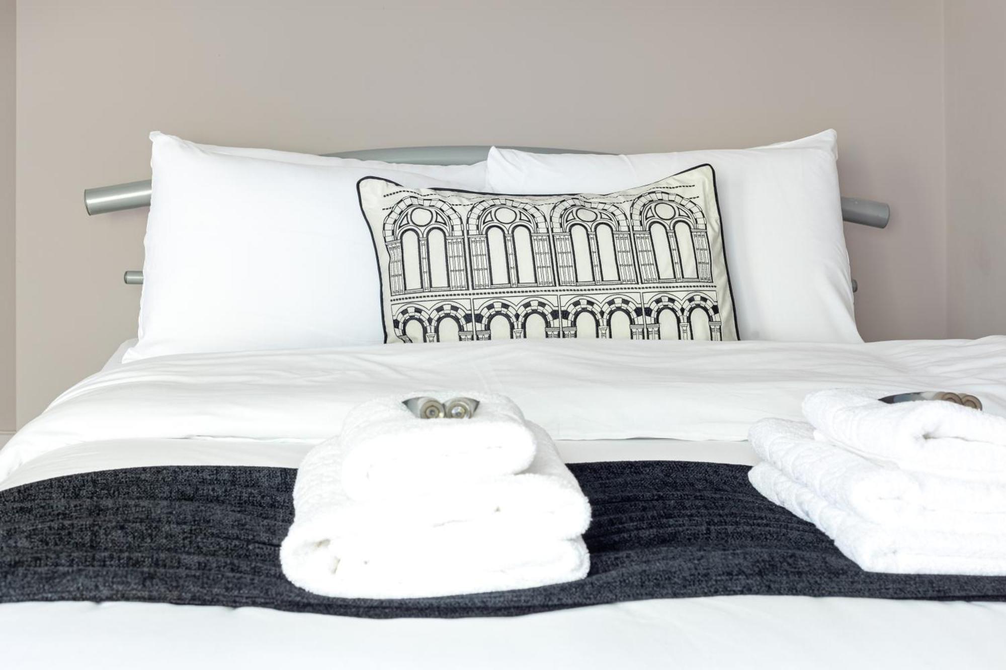 Magnificent 3br With Balcony Appartement *