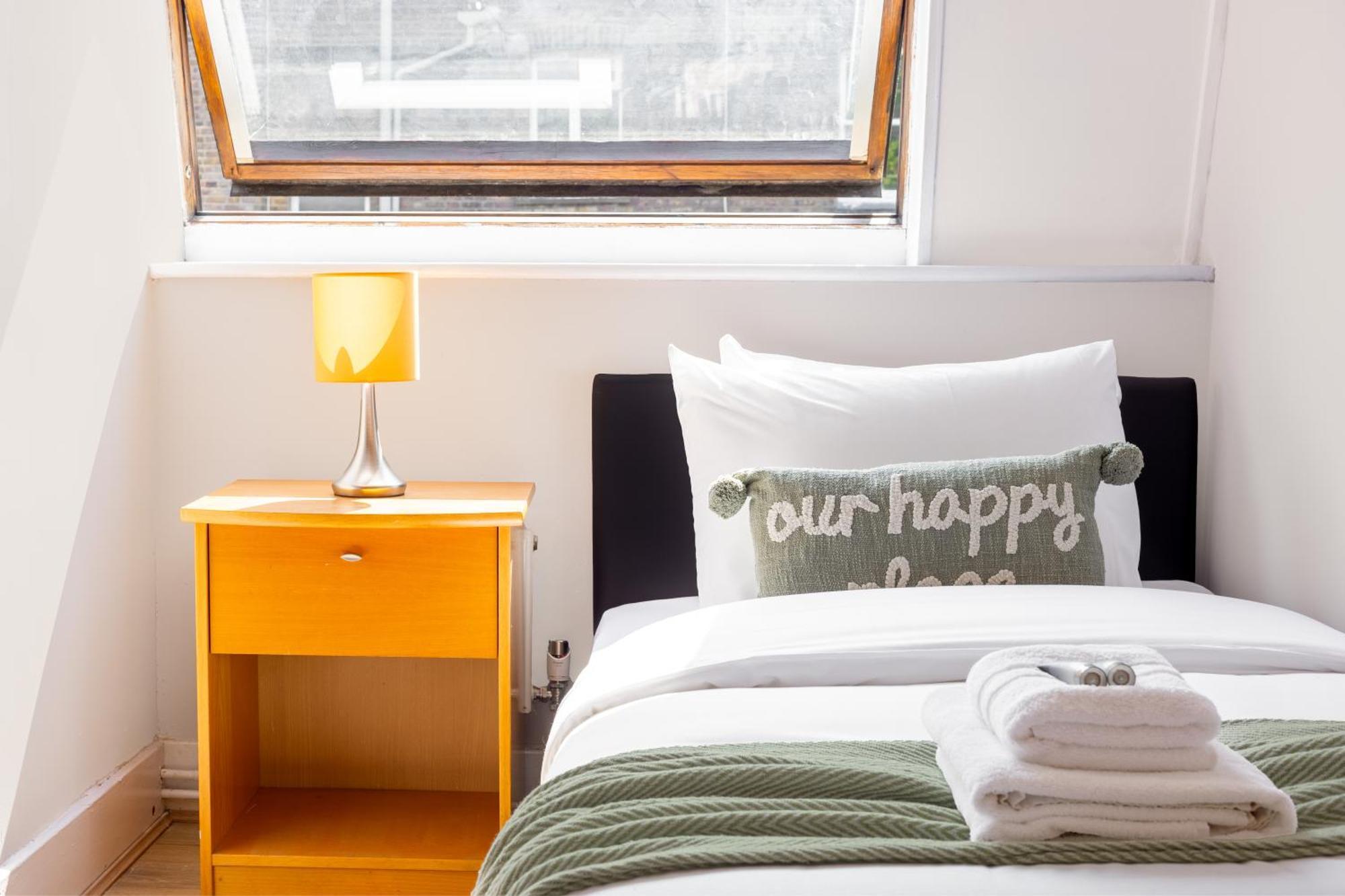 Magnificent 3br With Balcony Appartement *
