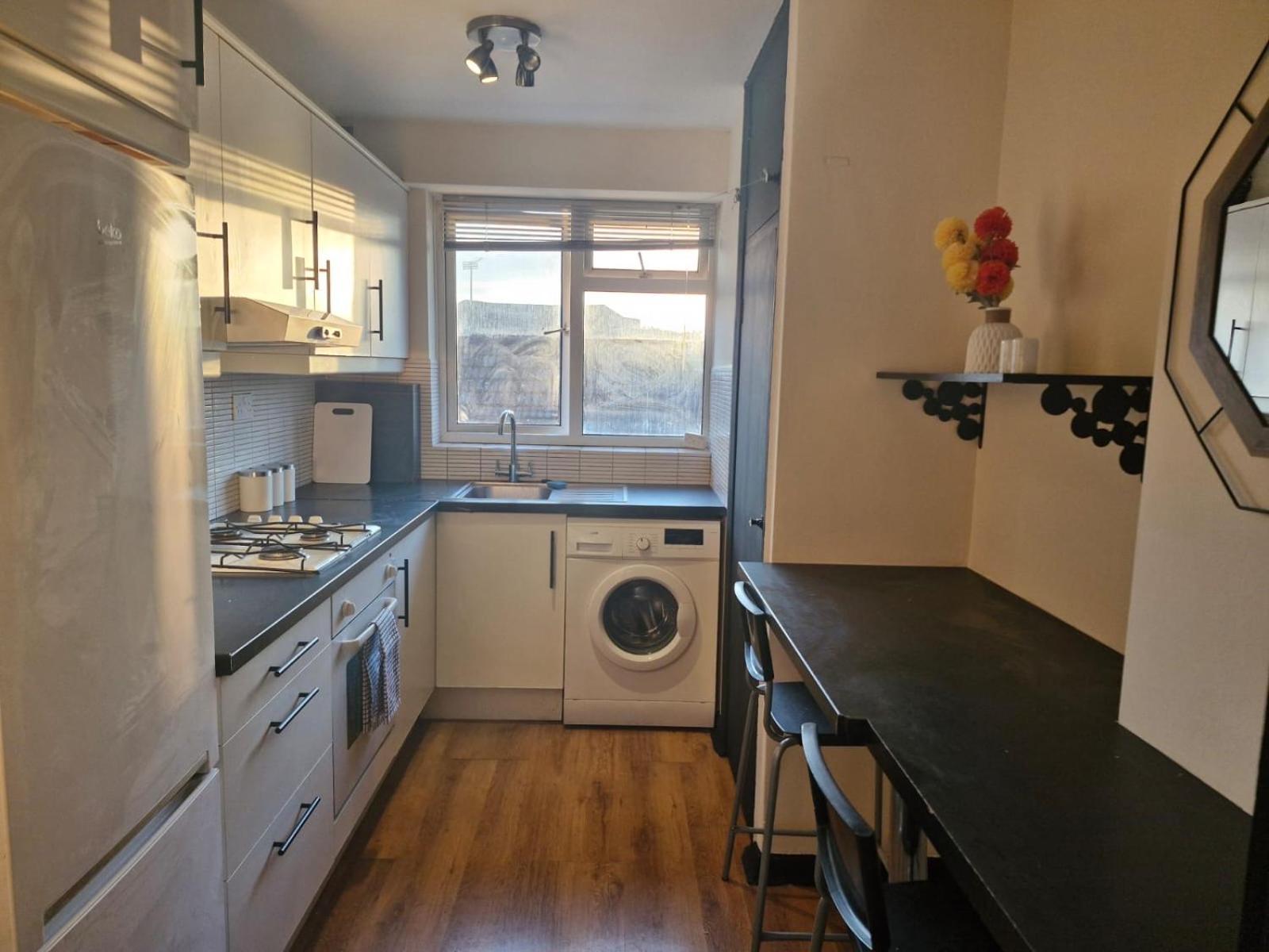 Elegant & Spacious 2-bedroom In Wimbledon Leilighet *