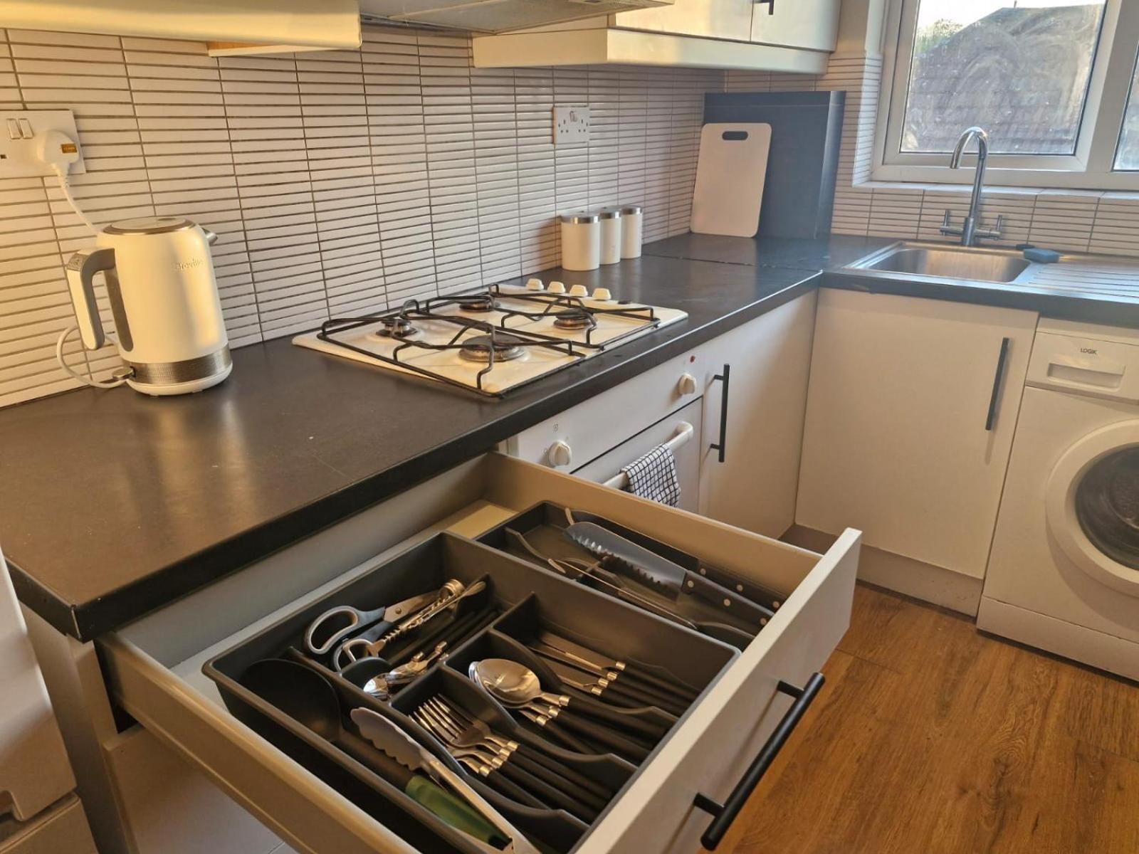Elegant & Spacious 2-bedroom In Wimbledon Leilighet London