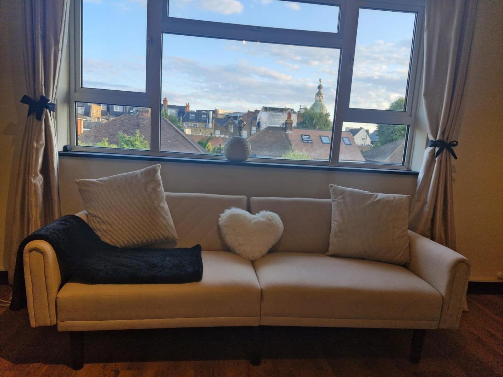 Elegant & Spacious 2-bedroom In Wimbledon Leilighet London