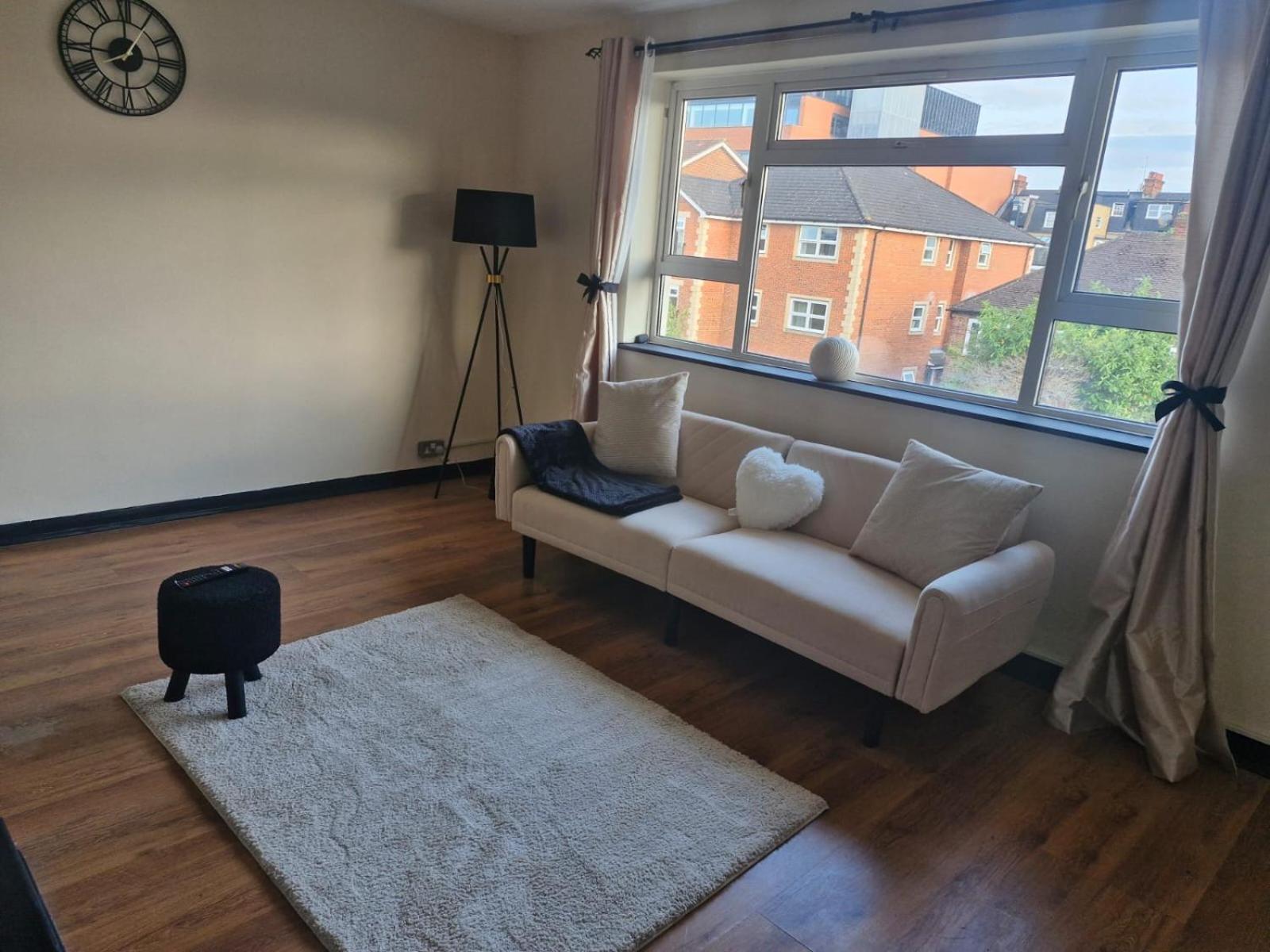 Elegant & Spacious 2-bedroom In Wimbledon Leilighet