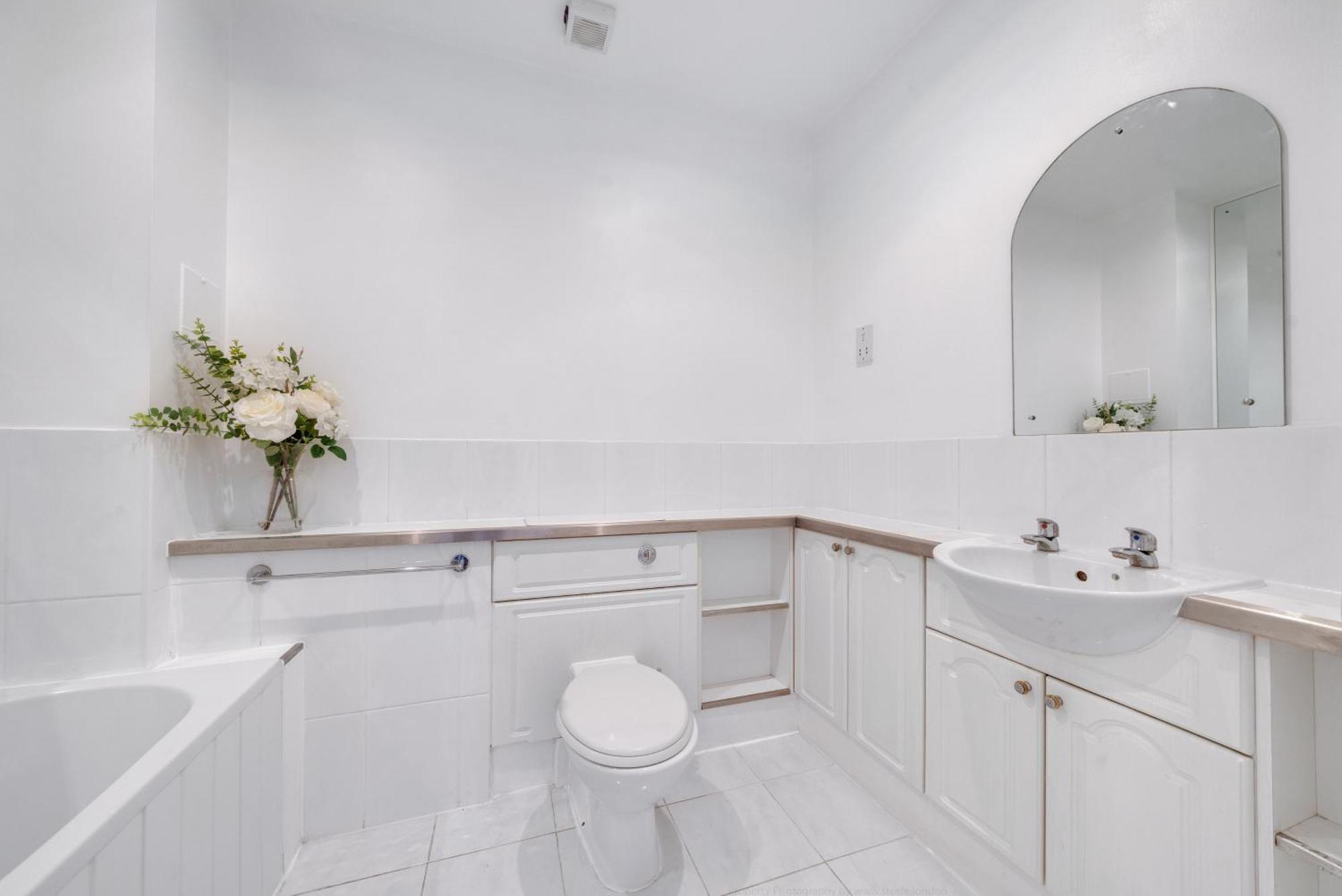 Spacious Two Bedroom Private In Tower Bridge Bridge Apartment