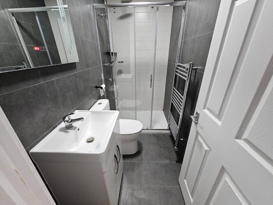 Shepherd's Bush Modern Flat Apartment London