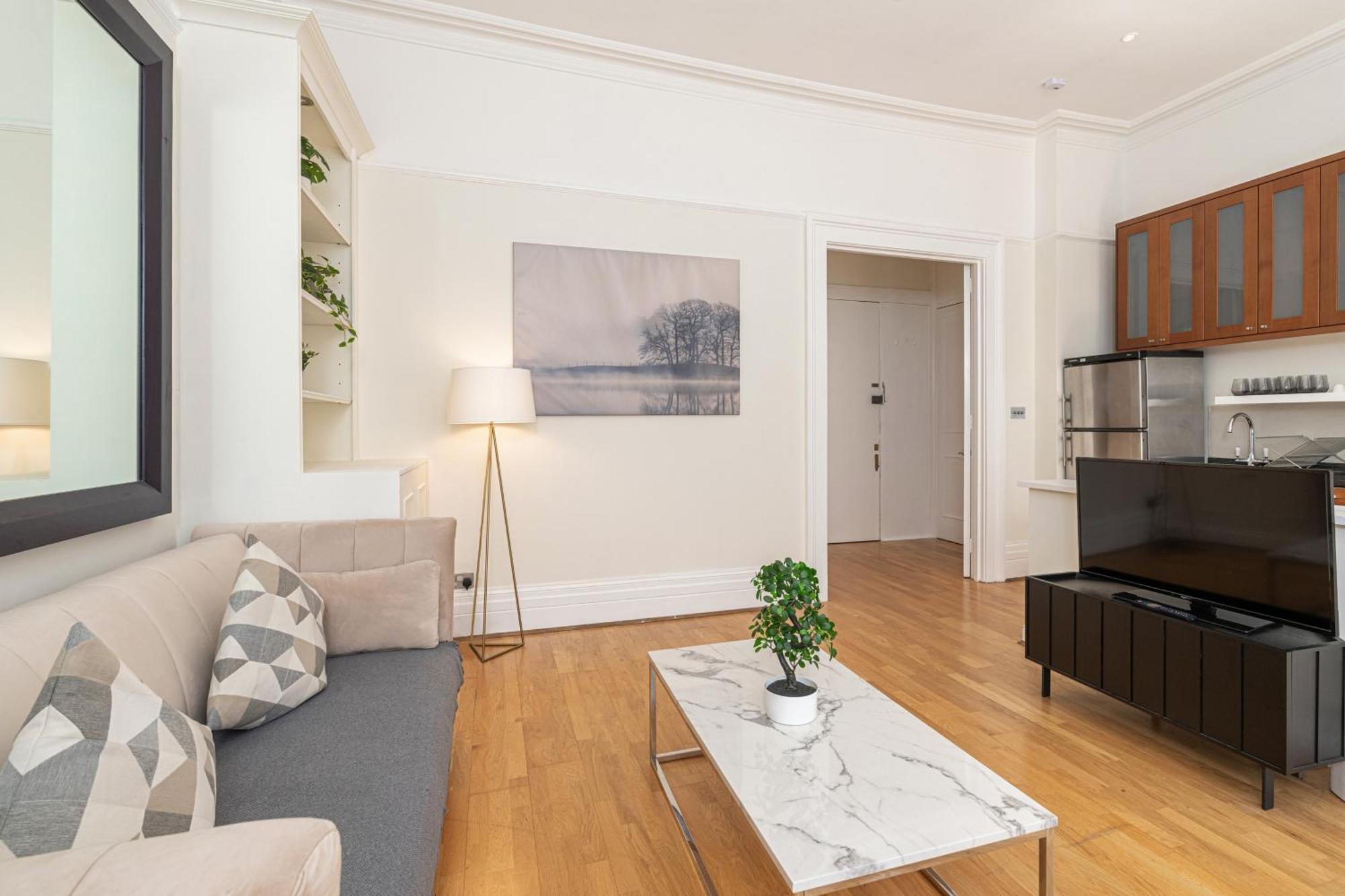 Baker Street Apartment *