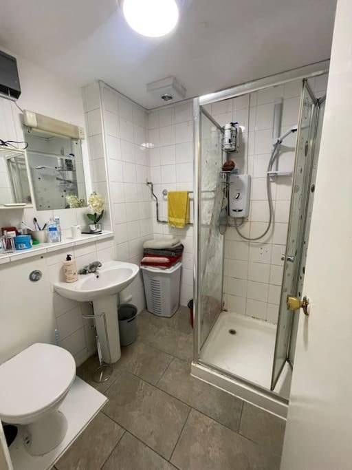 Private Close To Train Station Apartment London