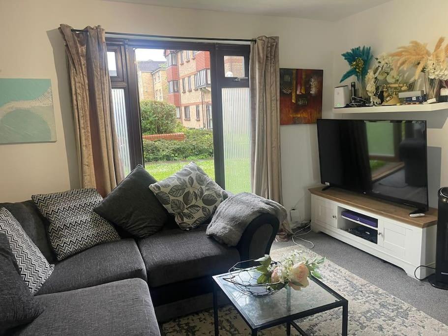 Private Close To Train Station *