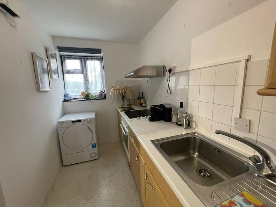 Apartment Private Close To Train Station London
