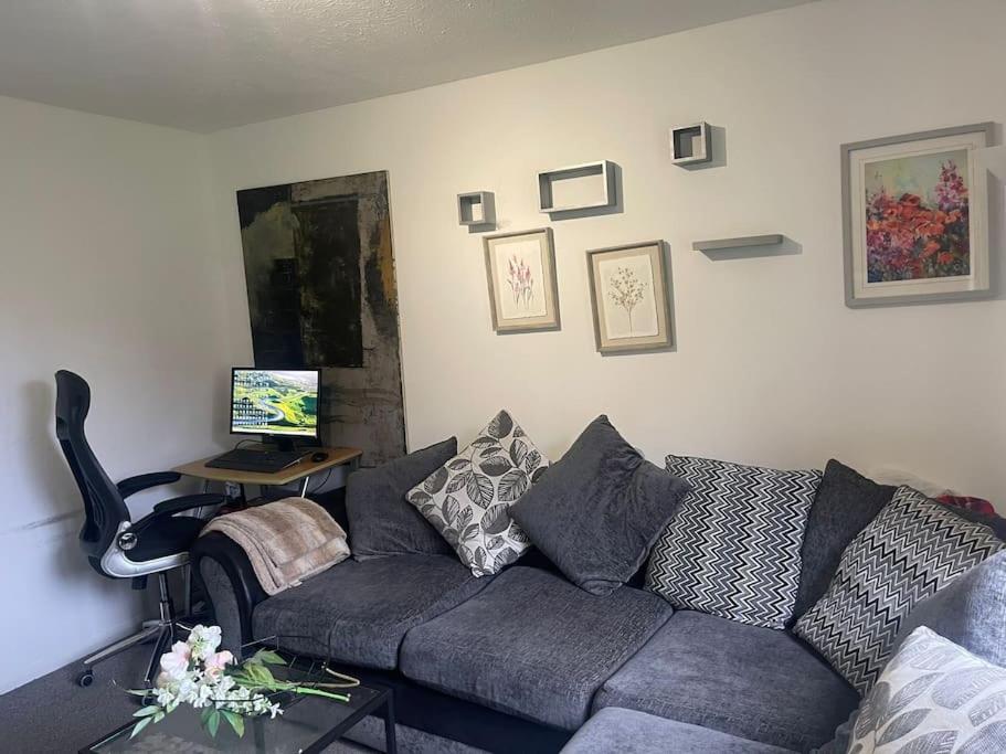 Private Close To Train Station Apartment *