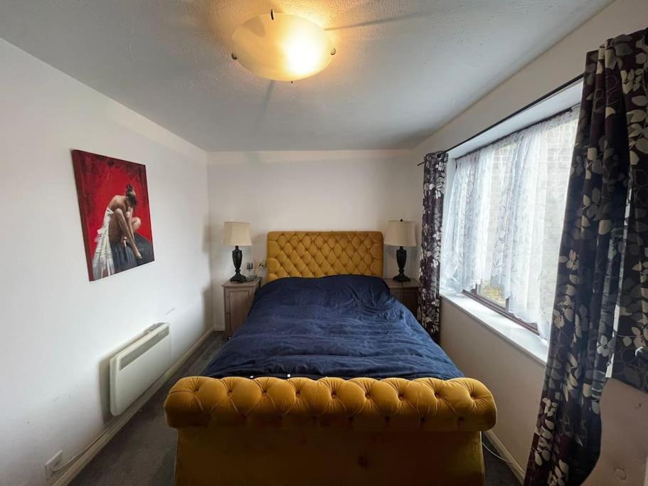 Private Close To Train Station Apartment London