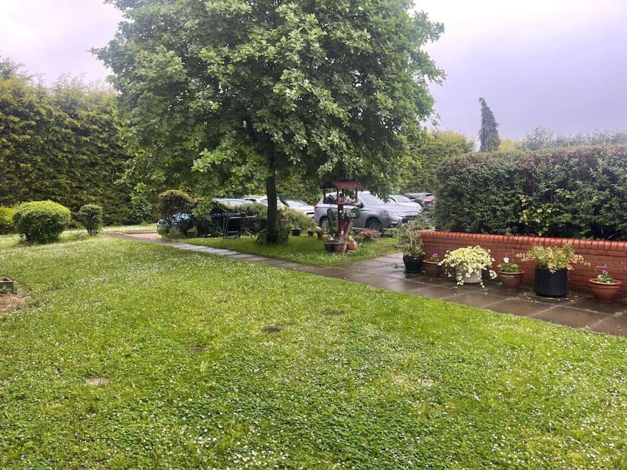 Private Close To Train Station Apartment London