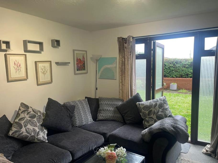 Private Close To Train Station Apartment *