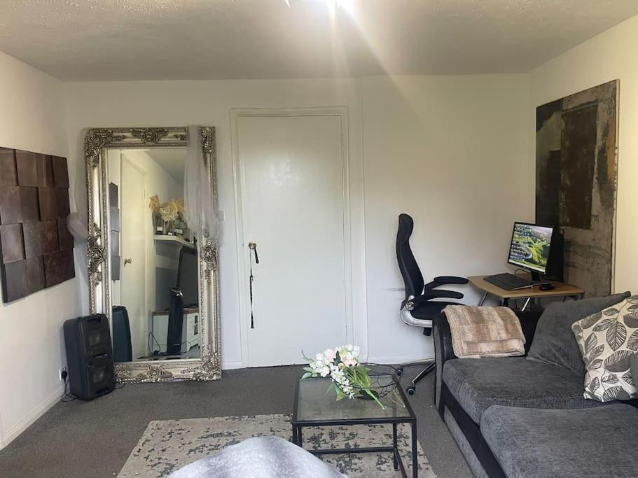 Apartment Private Close To Train Station *
