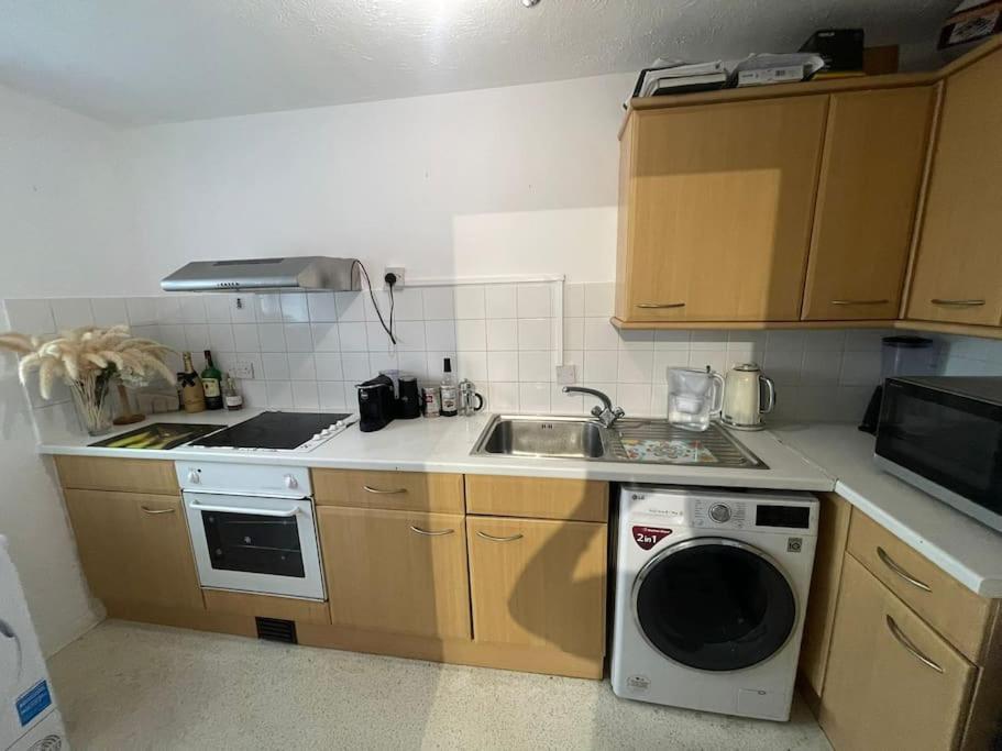 Private Close To Train Station Apartment *