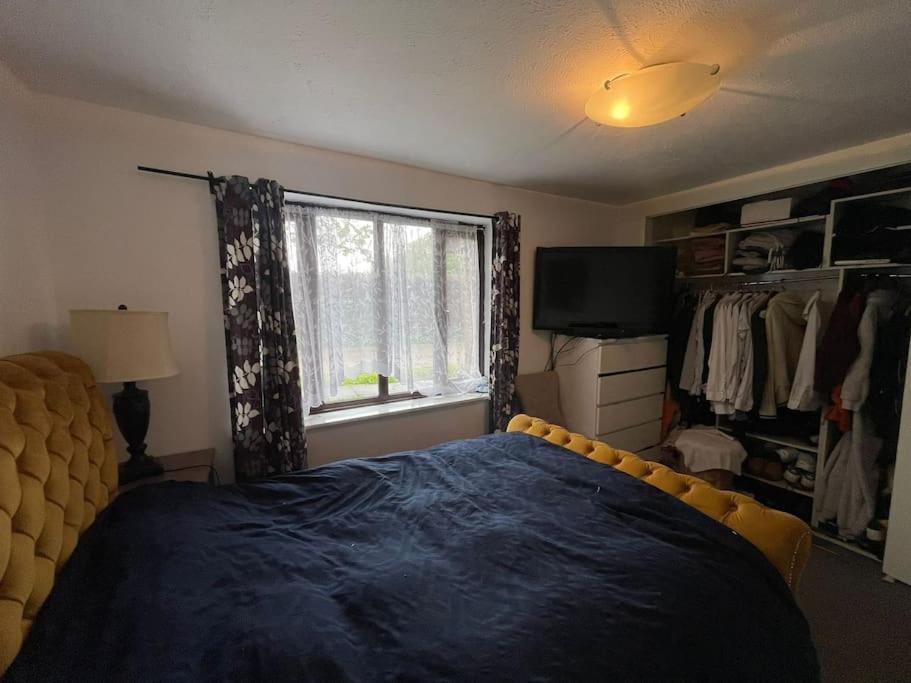 Private Close To Train Station Apartment