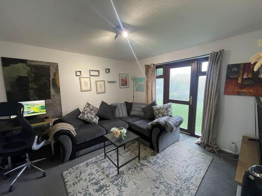 Private Close To Train Station Apartment London