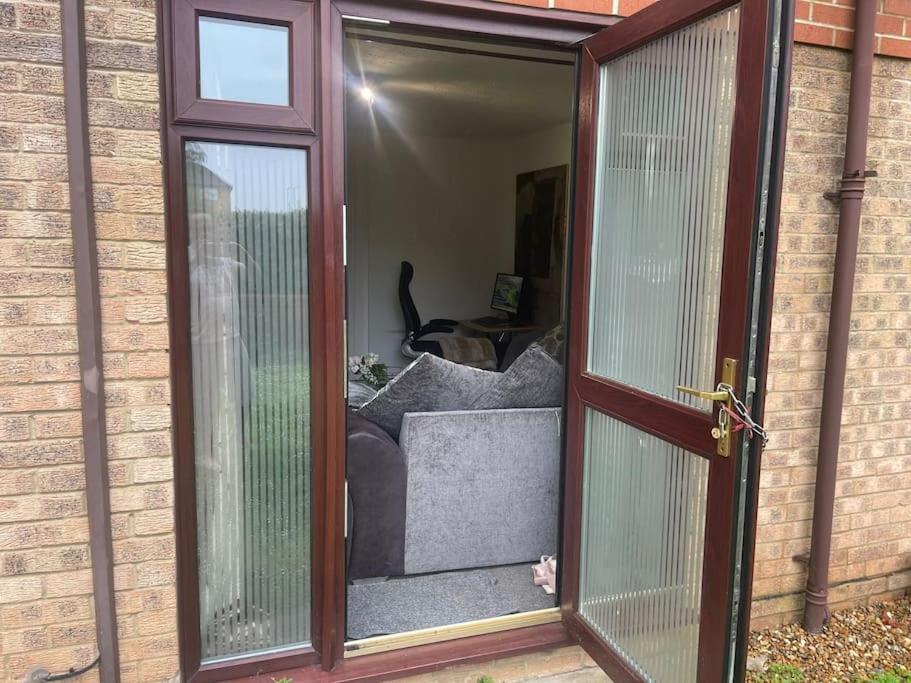 Private Close To Train Station Apartment *