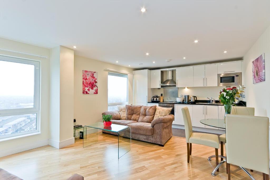 Modern In With Great Views Homestay *