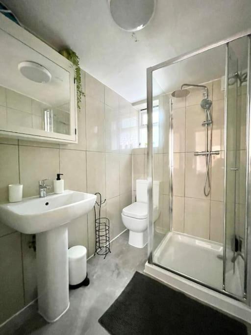 A Ground Floor One Double Bedroom Flat With Garden Apartment *