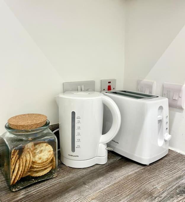 A Ground Floor One Double Bedroom Flat With Garden Apartment London