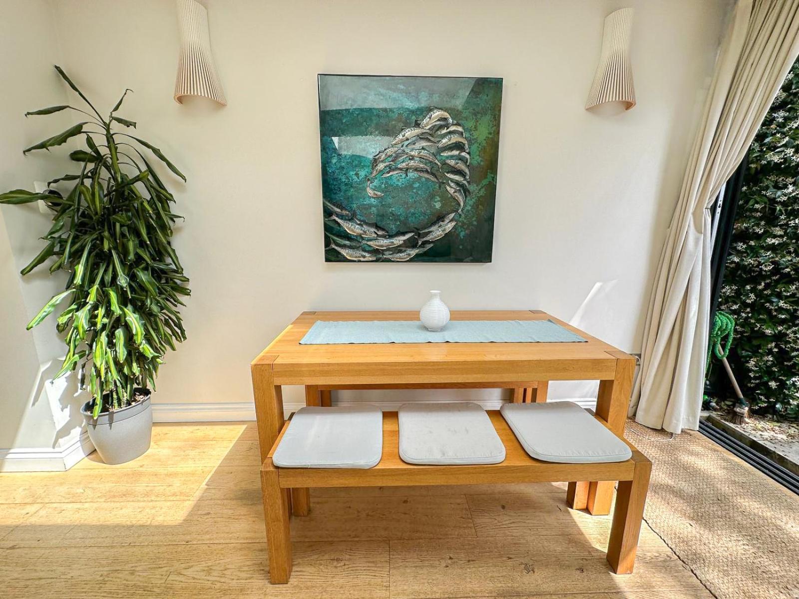 Apartment Sleek 2 Bedroom Flat With Private Patio & Firepit In Shepherds Bush, Near Hammersmith London