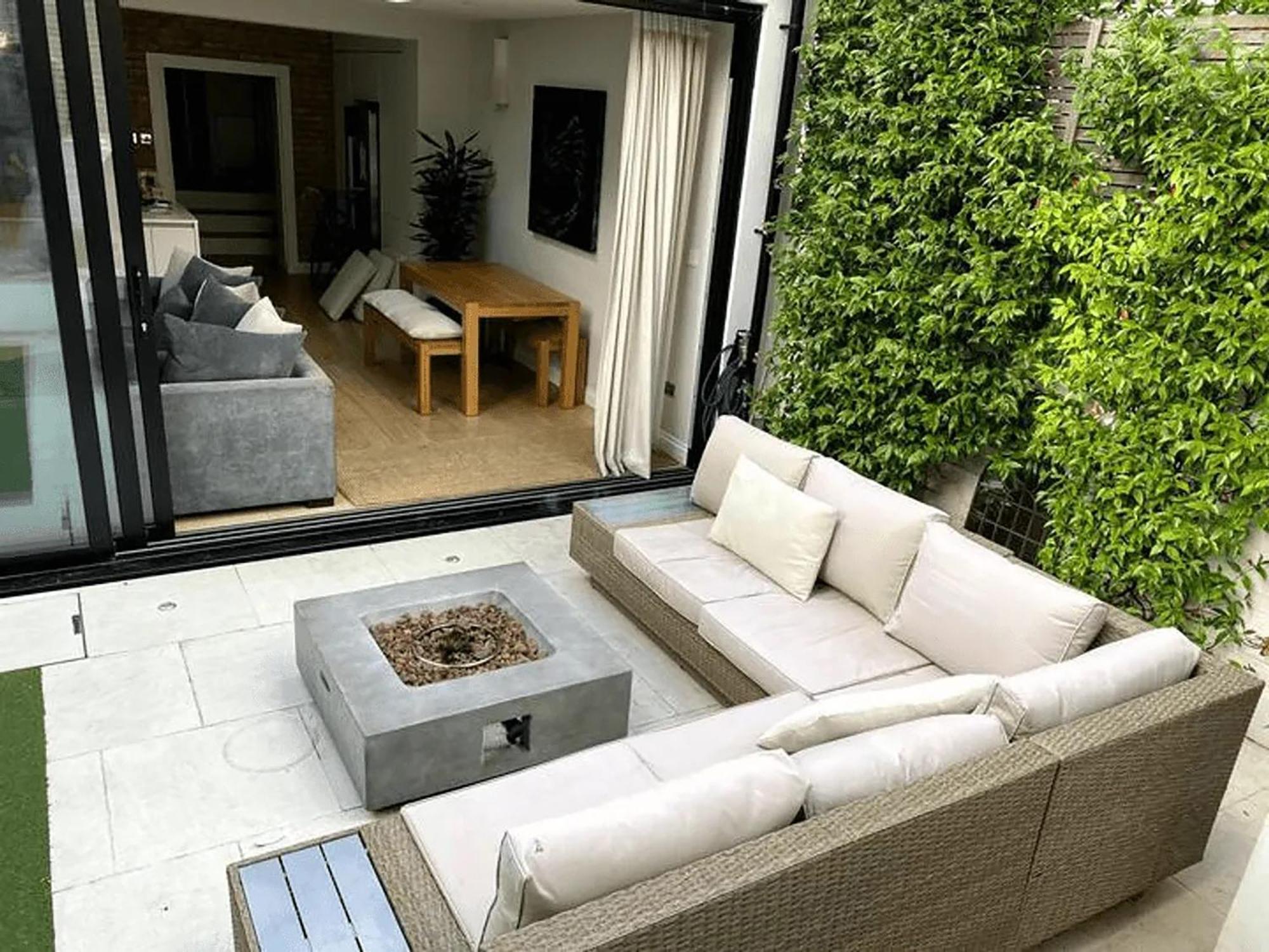 Apartment Sleek 2 Bedroom Flat With Private Patio & Firepit In Shepherds Bush, Near Hammersmith *