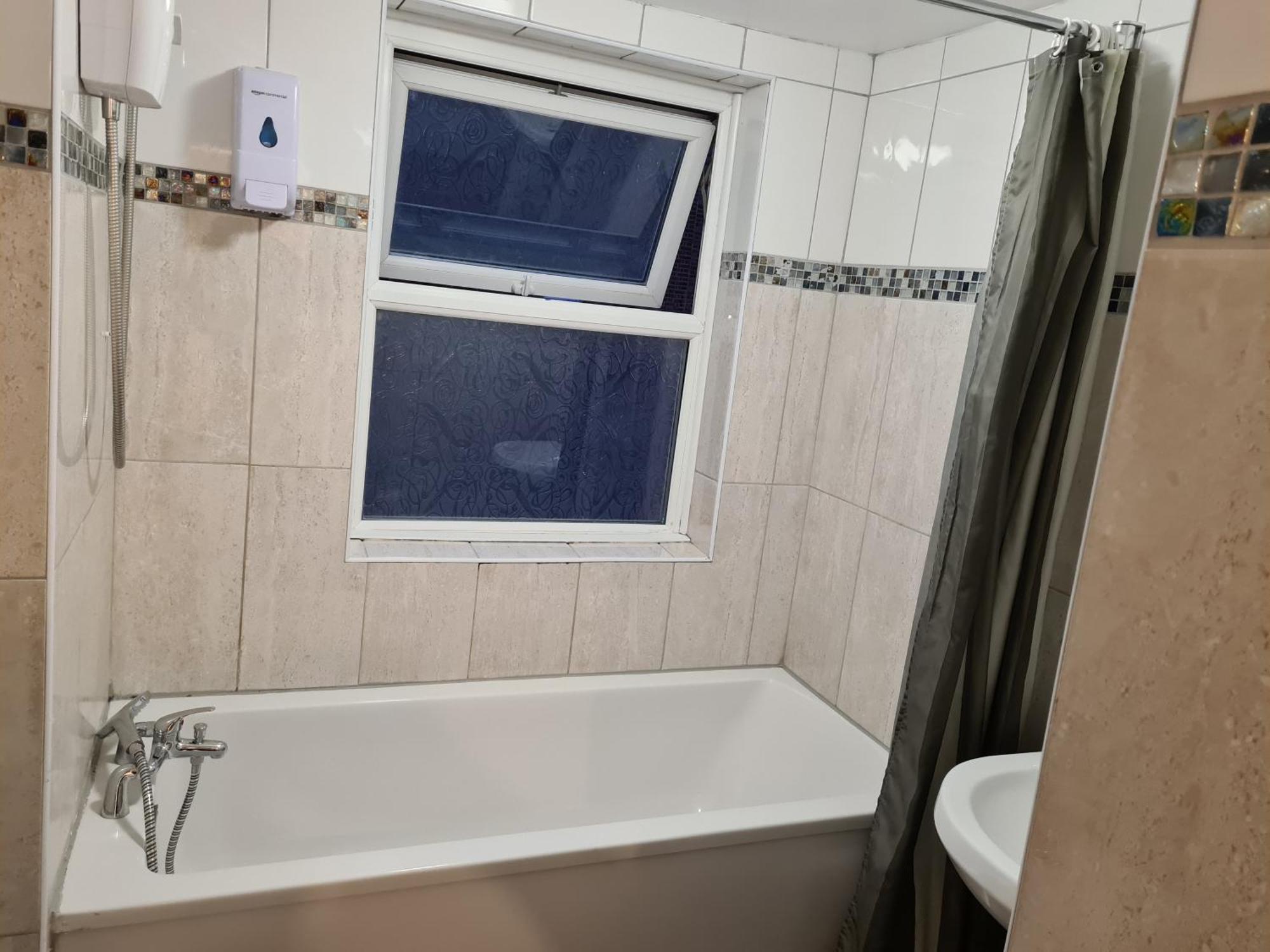 4br-2ensuite-10mincentrallondon-sleeps11-parking Сasa de vacaciones *