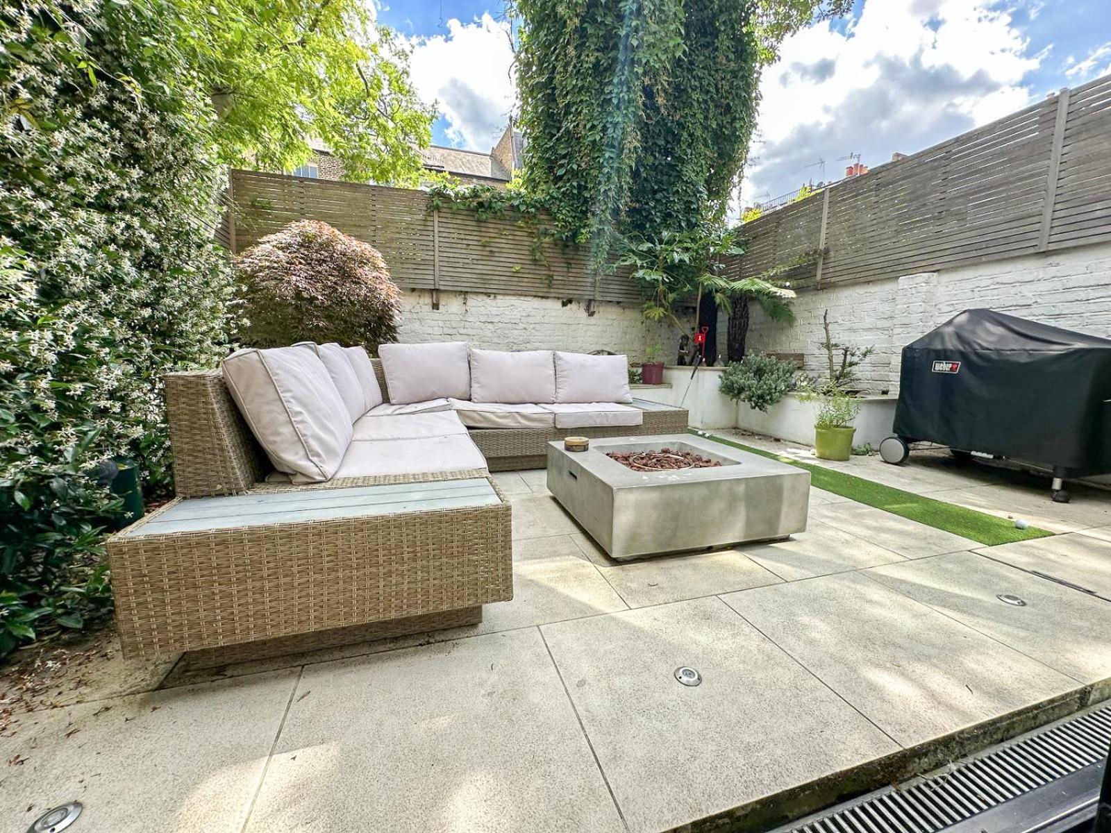 Apartment Sleek 2 Bedroom Flat With Private Patio & Firepit In Shepherds Bush, Near Hammersmith *