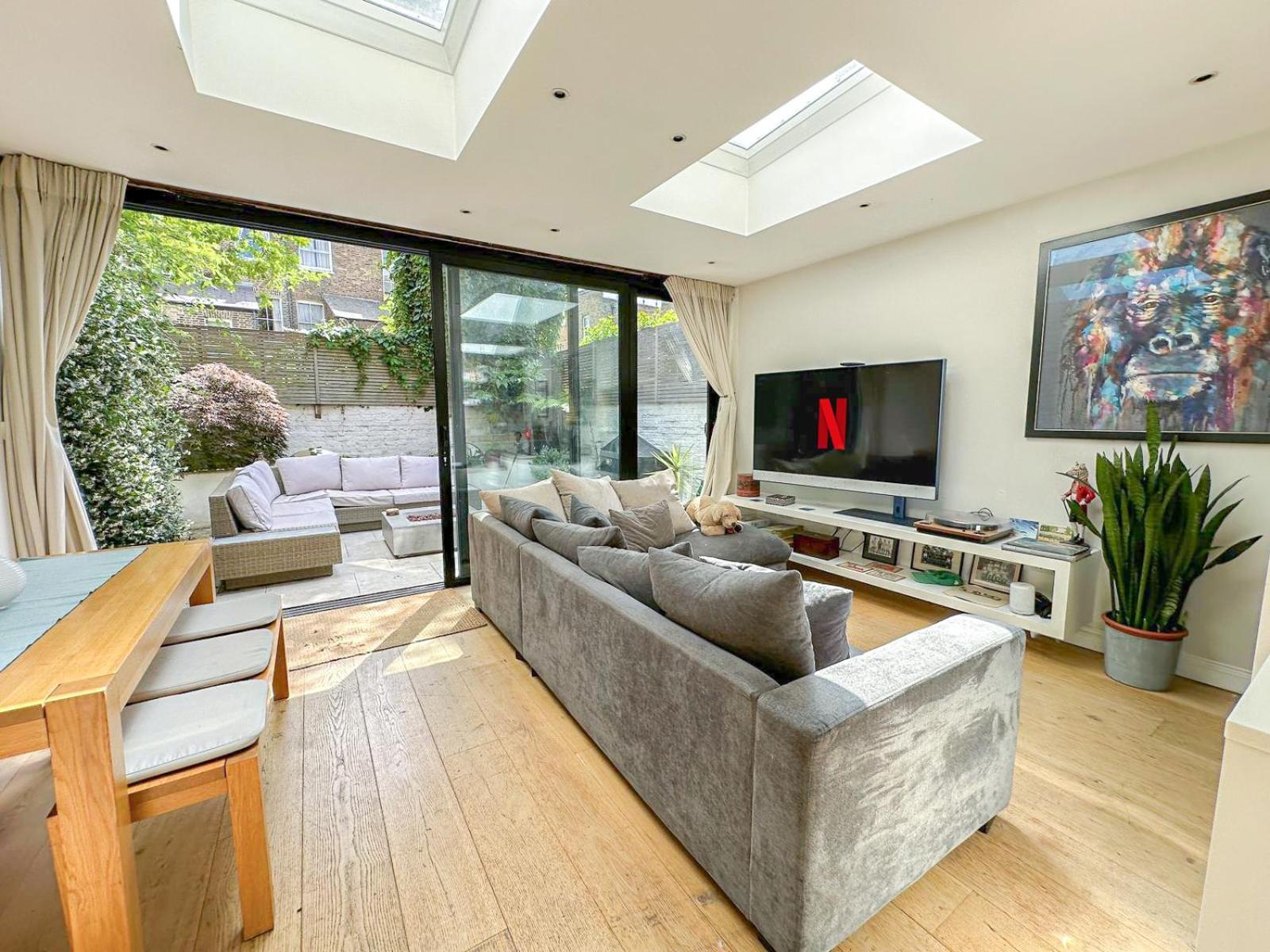 Sleek 2 Bedroom Flat With Private Patio & Firepit In Shepherds Bush, Near Hammersmith Apartment *