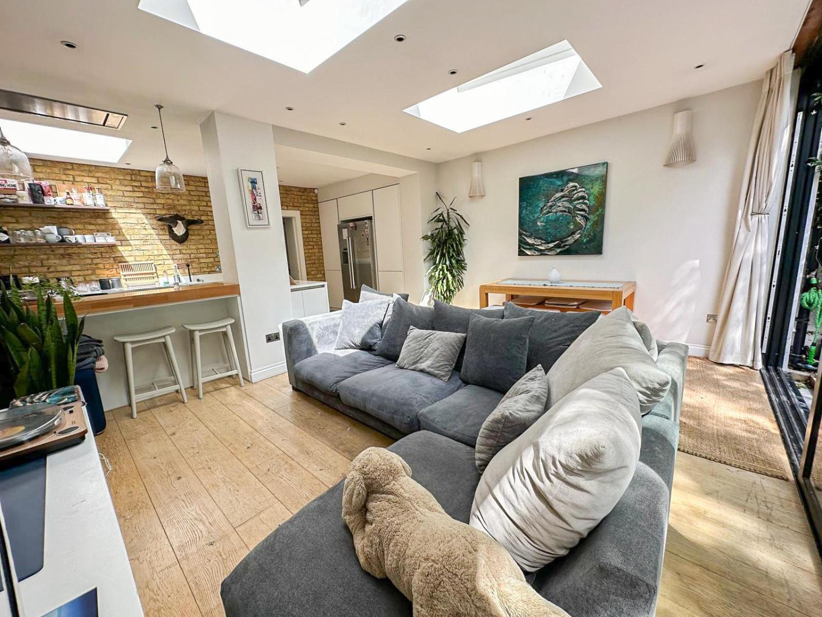 Sleek 2 Bedroom Flat With Private Patio & Firepit In Shepherds Bush, Near Hammersmith London