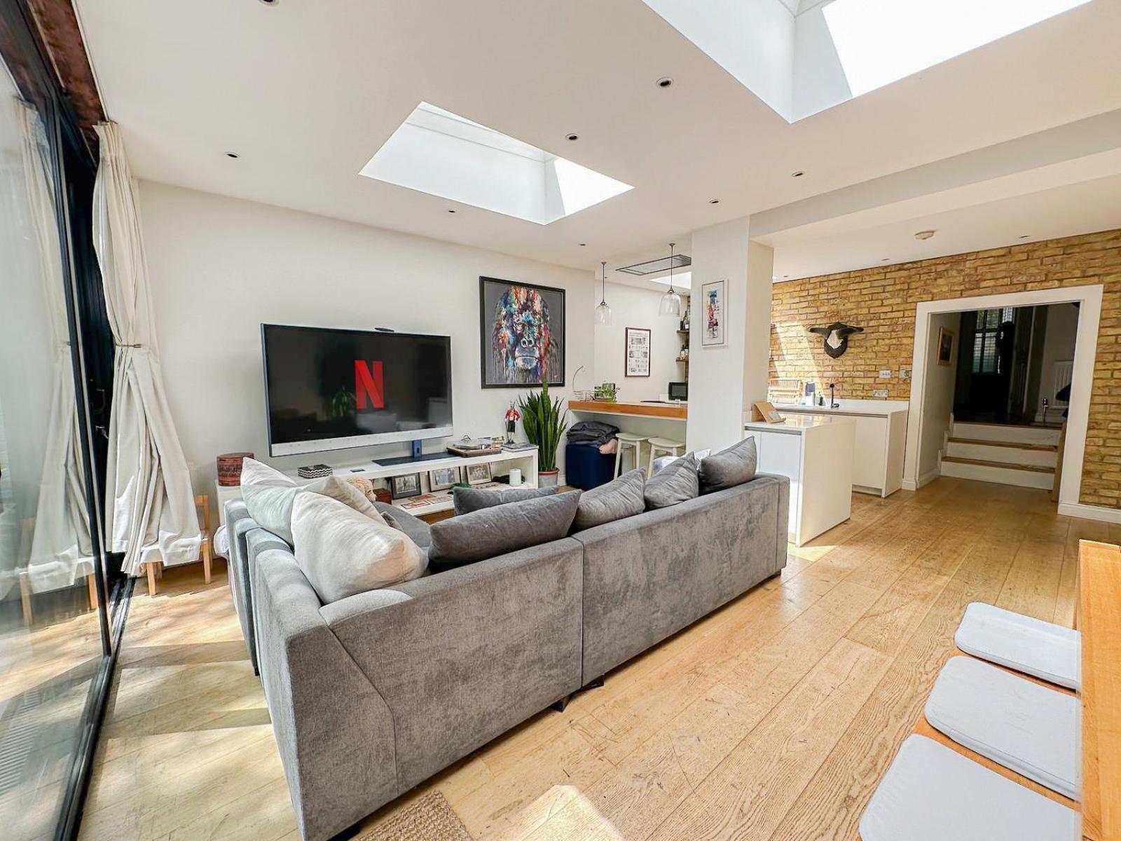 Apartment Sleek 2 Bedroom Flat With Private Patio & Firepit In Shepherds Bush, Near Hammersmith