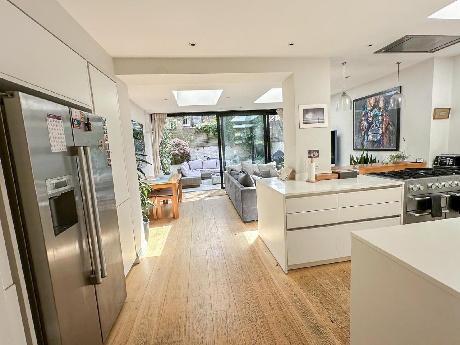 Sleek 2 Bedroom Flat With Private Patio & Firepit In Shepherds Bush, Near Hammersmith Apartment *