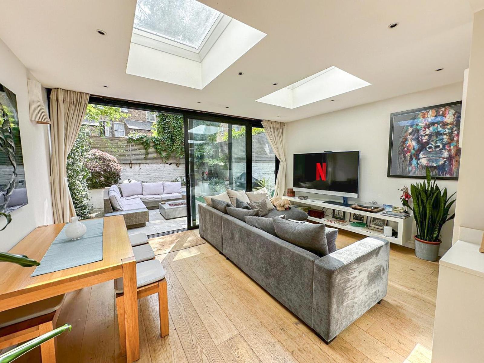 Sleek 2 Bedroom Flat With Private Patio & Firepit In Shepherds Bush, Near Hammersmith London